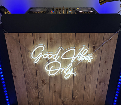 le dj booth façon bois de l'Agence SOA